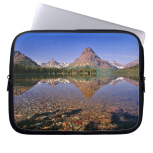 Berge reflektieren in ruhigen Zwei-Medicine-See in Laptopschutzhülle