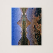 Berge reflektieren in ruhigen Zwei-Medicine-See in Puzzle (Vertikal)