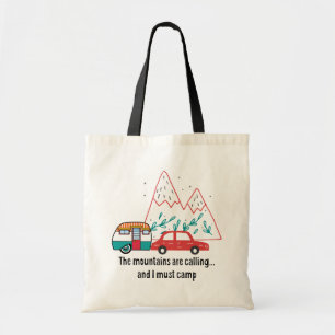 Berge, rotes Auto und vintage Teardrop-Camper Tragetasche