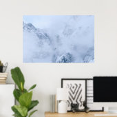 Berge, schneebedeckte Berge und Wolken Poster (Heimbüro)
