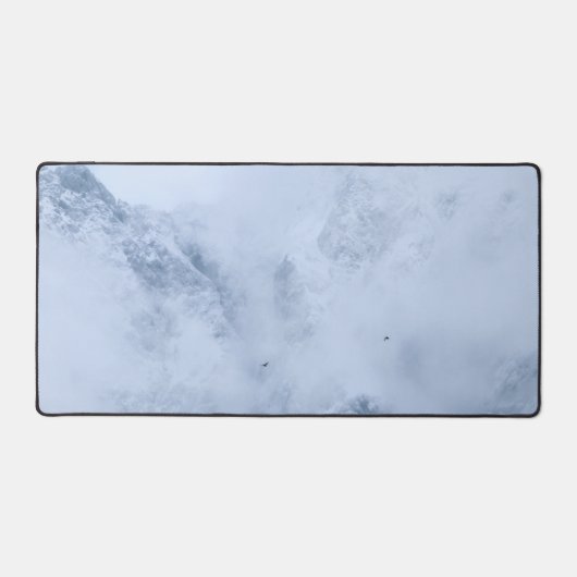Berge, schneebedeckte Berge und Wolken Schreibtischunterlage (Vorderseite)