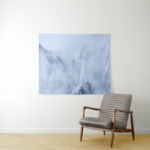 Berge, schneebedeckte Berge und Wolken Wandteppich