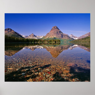 Berge spiegeln sich im ruhigen Two Medicine Lake i Poster