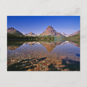 Berge spiegeln sich im ruhigen Two Medicine Lake i Postkarte
