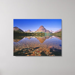 Berge spiegeln sich im ruhigen Two Medicine Lake w Leinwanddruck