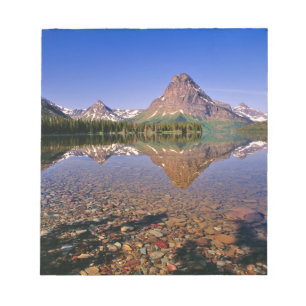 Berge spiegeln sich im ruhigen Two Medicine Lake w Notizblock
