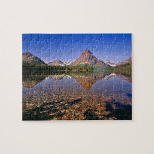 Berge spiegeln sich im ruhigen Two Medicine Lake w Puzzle