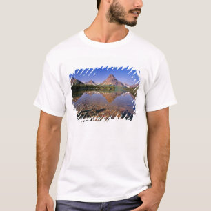 Berge spiegeln sich im ruhigen Two Medicine Lake w T-Shirt