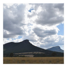 Berge Sturgeon und Abrupt unter dramatischen Wolke