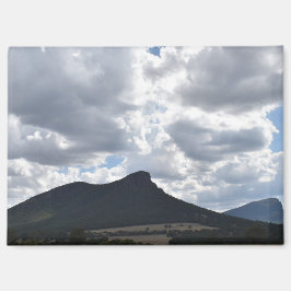 Berge Sturgeon und Abrupt unter dramatischen Wolke Magnet