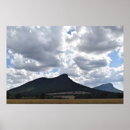 Berge Sturgeon und Abrupt unter dramatischen Wolke Poster (Vorne)