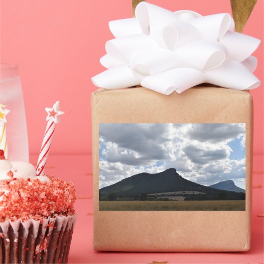 Berge Sturgeon und Abrupt unter dramatischen Wolke Rechteckiger Aufkleber (Party)