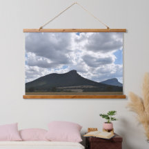 Berge Sturgeon und Abrupt unter dramatischen Wolke
