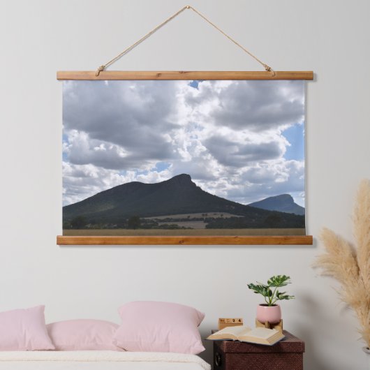 Berge Sturgeon und Abrupt unter dramatischen Wolke Wandteppich Mit Holzrahmen (Schlafzimmer)