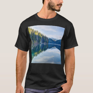 Berge über einem Glassee T-Shirt
