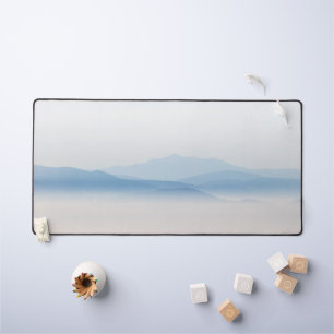 Berge über Wolken Schreibtischunterlage