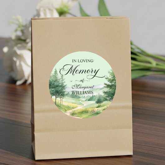 Berge und Bäume feiern Lebensbeerdigung Runder Aufkleber