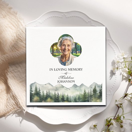 Berge und Bäume feiern Lebensbeerdigung Serviette