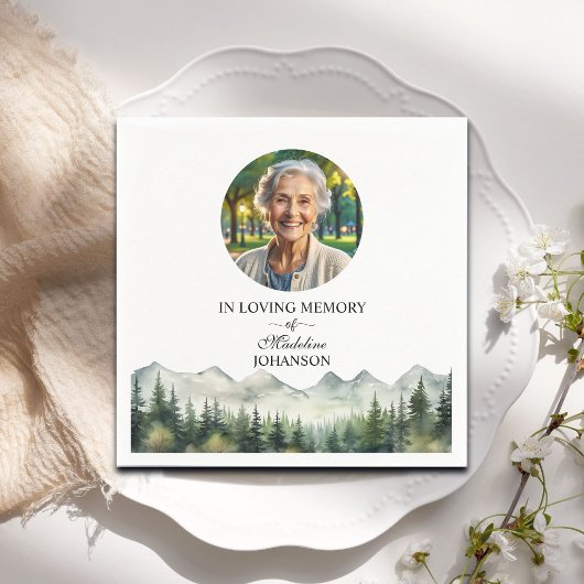 Berge und Bäume feiern Lebensbeerdigung Serviette