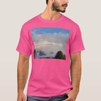 Berge und Bäume mit tief hängenden Wolken lang T-Shirt