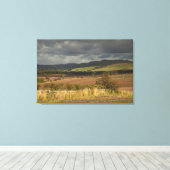 Berge und Berge unter einem bewölkten Himmel Leinwanddruck (Insitu (Holzboden))