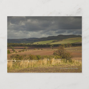 Berge und Berge unter einem bewölkten Himmel Postkarte
