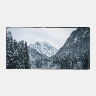 Berge und gefrorener See in Zgornje Jezersko, Slo Schreibtischunterlage