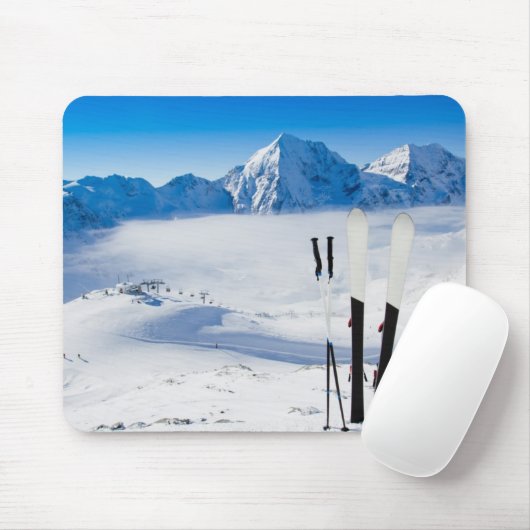 Berge und Skiausrüstung Mousepad (Mit Mouse)
