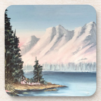 Berge und Untersetzer am See