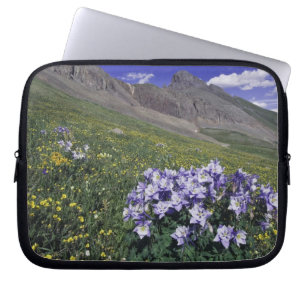 Berge und Wildblumen auf Almwiese, Blau Laptopschutzhülle
