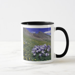 Berge und Wildblumen auf Almwiese, Blau Tasse