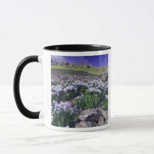 Berge und Wildblumen auf Almwiese, Tasse