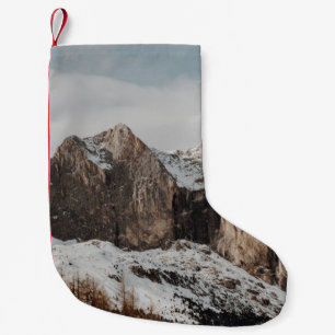 BERGE VON ROCKY IN DER NÄHE VON PINENBÄUMEN KLEINER WEIHNACHTSSTRUMPF