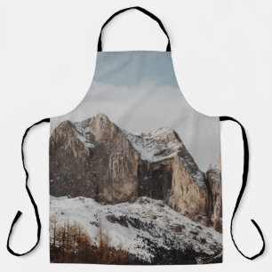 BERGE VON ROCKY IN DER NÄHE VON PINENBÄUMEN SCHÜRZE