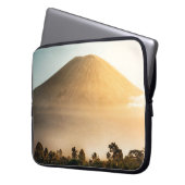 BERGE WÄHREND DER GOLDENSTUNDE LAPTOPSCHUTZHÜLLE (Vorderseite Links)