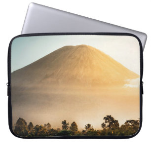 BERGE WÄHREND DER GOLDENSTUNDE LAPTOPSCHUTZHÜLLE