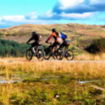 BERGFAHREN<br><div class="desc">Aquarell a von drei Männern Mountainbiking in den walisischen Hügeln. com</div>