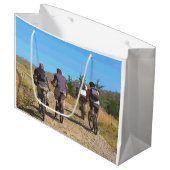 BERGFAHREN GROßE GESCHENKTÜTE (Vorderseite Schrägansicht)