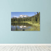 Berggipfel in einem See Leinwanddruck (Insitu (Holzboden))