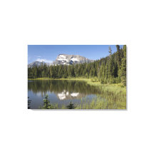 Berggipfel in einem See