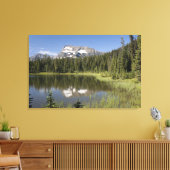 Berggipfel in einem See Leinwanddruck (Insitu (Wohnzimmer))