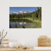 Berggipfel in einem See Poster (Küche)
