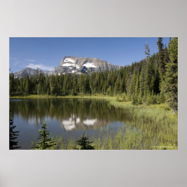 Berggipfel in einem See Poster