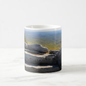 Berggipfel mit Landschaftlicher Aussicht Kaffeetasse (Mittel)