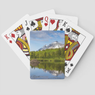 Berggipfel spiegeln sich in einem Biberteich Spielkarten