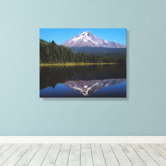 Berghütte im See reflektiert Leinwanddruck (Insitu (Holzboden))