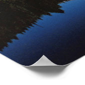 Berghütte im See reflektiert Poster (Ecke)