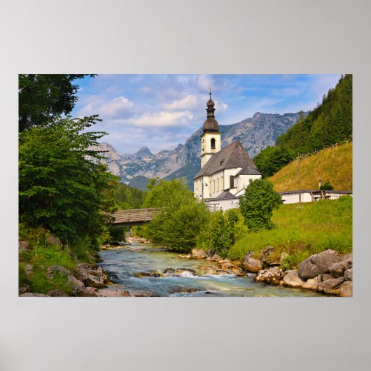 Bergkirche mit Bachlandschaft Poster (Vorne)