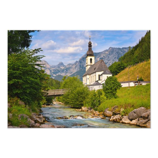 Bergkirche mit Flusslandschaft Fotodruck (Vorne)