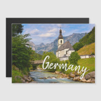 Bergkirche mit Flusslandschaft